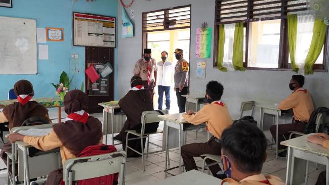 Kapolres Siak melakukan pengecekan penerapan protokol kesehatan untuk pencegahan penyebaran Covid-19 di beberapa sekolah di Kecamatan Siak.