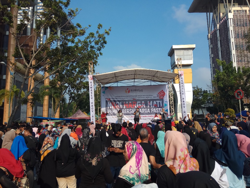Ribuan pengawas Pemilu se-Provinsi Riau di area CFD saat apel akbar. 