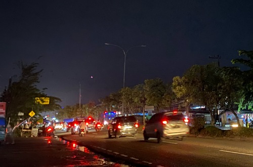 Lampu Jalan HR Soebrantas Pekanbaru padam, bahayakan pengendara.(foto: sri/halloriau.com)