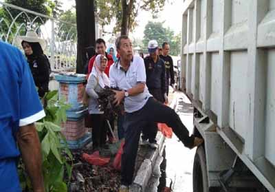 Gubernur Riau bersihkan sampah.