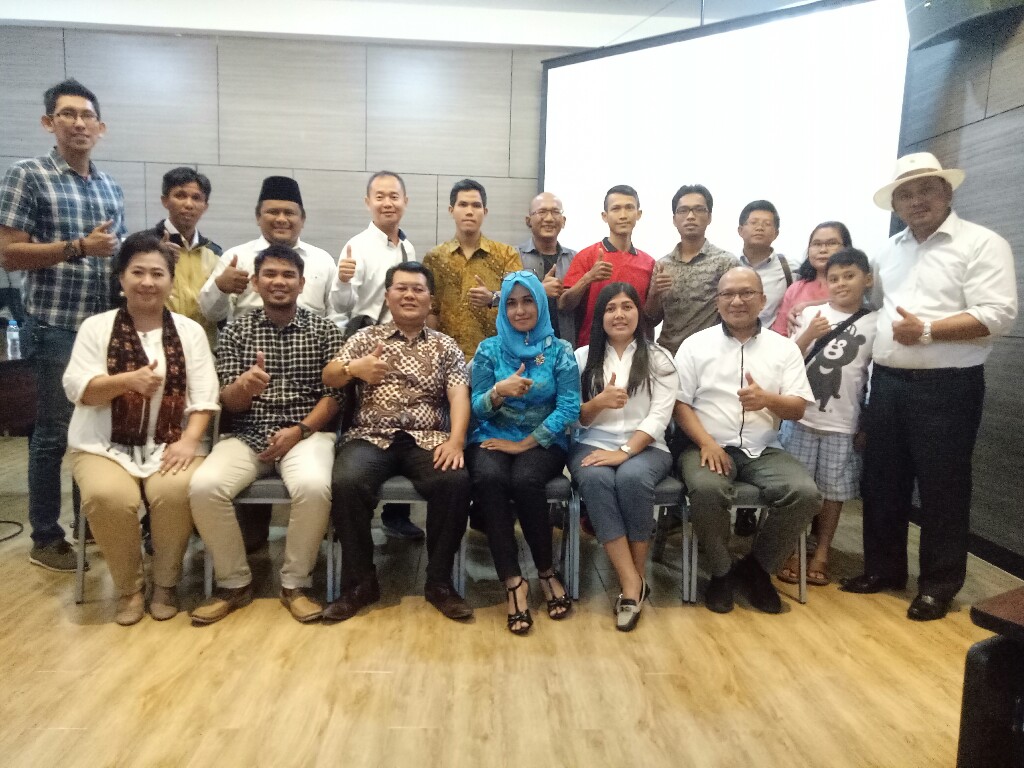Ketua dan pengurus AREBI Riau foto bersama usai gelar rapat persiapan Musda