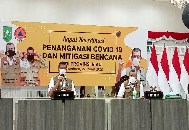 Kepala BNPB Letjen TNI Doni Monardo saat rakor penaggulangan Covid-19 di Riau.