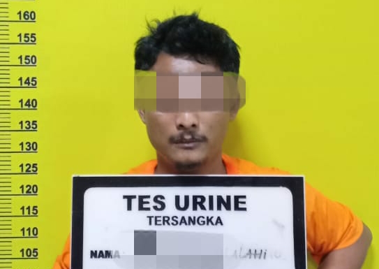 FS alias Doli warga Tandun Barat, Kecamatan Tandun, tertangkap Polisi saat tengah merekap judi Togel online di warung rumahnya.