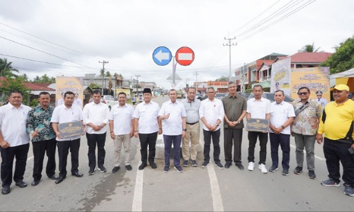Gubernur Riau, Syamsuar saat meresmikan jalan 2 jalur Sungai Lala-Air Molek di Inhu.(foto: mcr)