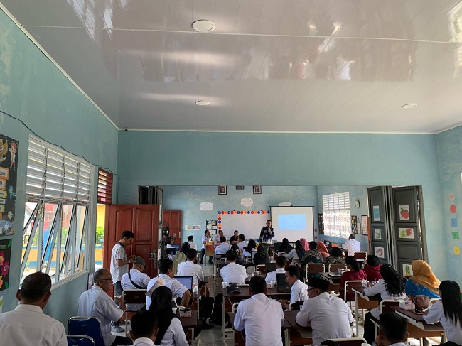 Pegawai BRK Syariah Cabang Bengkalis melakukan edukasi dan pendaftaran aplikasi CMS bagi bendahara Gaji dan BOS sekolah SD dan SMP se kecamatan Rupat dan Rupat Utara