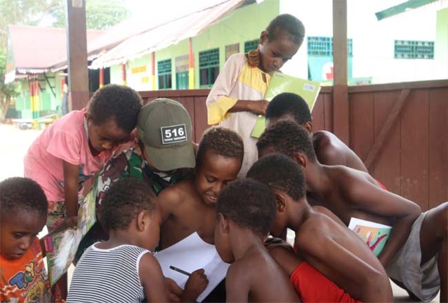 Anak-anak di perbatasan Papua anutis belajar.