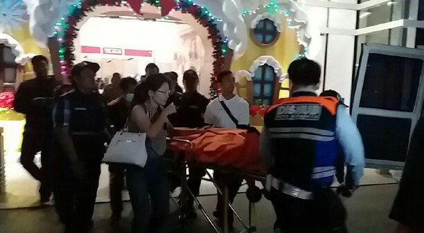 Jenazah pria yang bunuh diri di Galaxy Mall dibawa ke kamar mayat. Foto: Detik