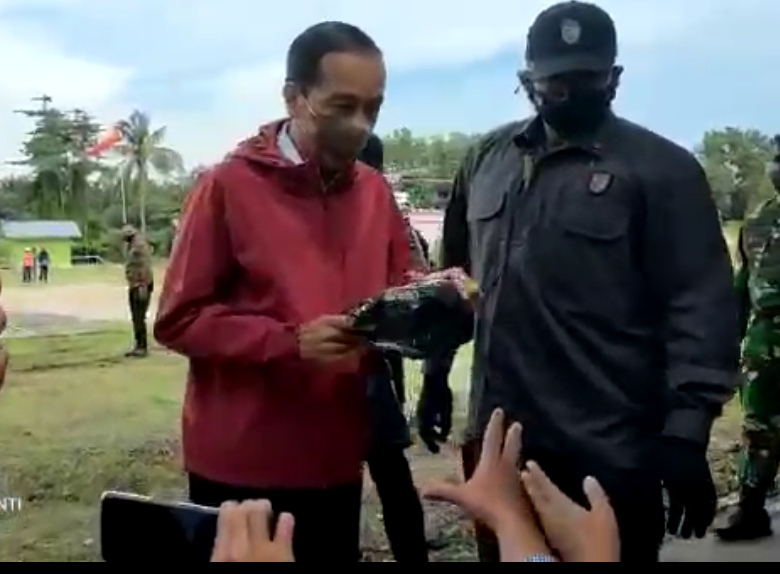 Presiden Jokowi membagikan souvenir ke masyarakat