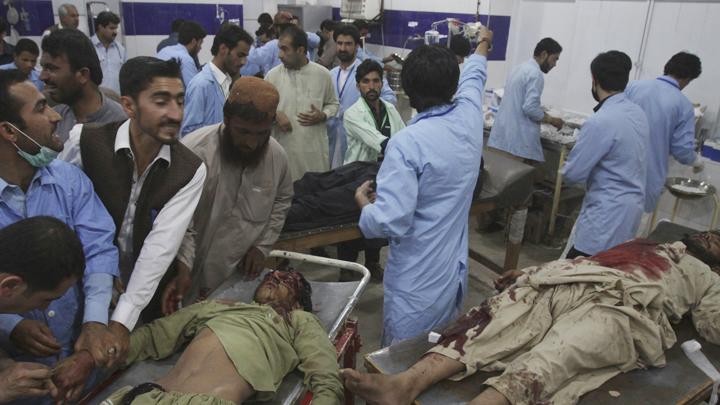 Sejumlah orang yang terluka akibat ledakan bom bunuh diri dibawa ke sebuah rumah sakit di Quetta, Pakistan. FOTO: AFP