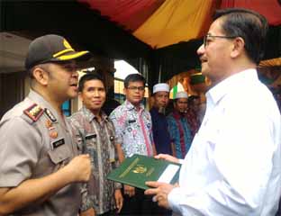  Mentri Agraria saat menyerahkan sertifikat secara simbolis pada Kapolresta Pekanbaru, Kombes Pol. Aries Syarief Hidayat.