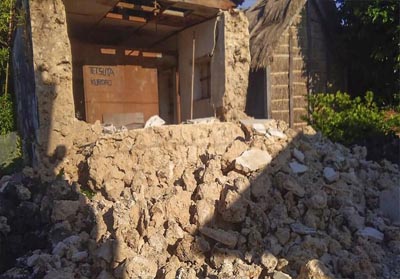 Foto-foto di media Filipina menunjukkan sejumlah rumah ambruk dan jalan-jalan yang retak akibat gempa ini.
