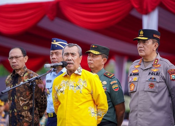 Gubernur Riau (Gubri) Syamsuar (tengah)