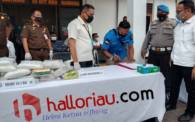 Direktorat Reserse Narkoba Polda Riau musnahkan barang bukti Narkoba.