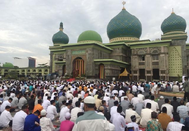 Ribuan jamaah Salat Id di Masjid Agung Annur Pekanbaru, Senin (2/5/2022).
