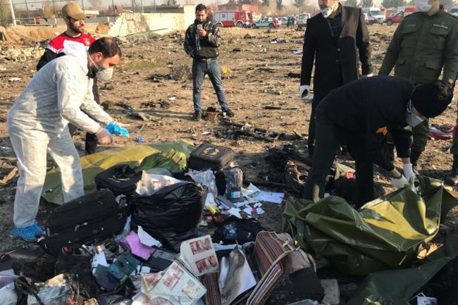 Barang-barang milik penumpang Ukrine International Airlines dikumpulkan di lokasi jatuhnya pesawat di pinggiran Teheran, Iran. FOTO: Reuters/Wana