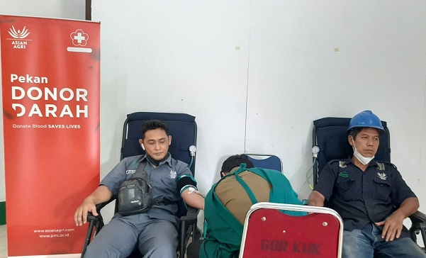 Karyawan Asian Agri melaksanakan donor darah masal dengan melibatkan seluruh karyawan perusahaan