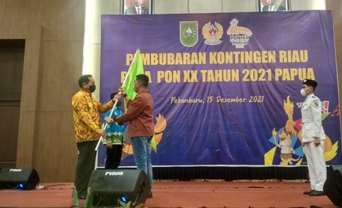 Ketua Kontingen Riau, Deni Ermanto serahkan bendera kepada Plt Ketua KONI Riau, Raja Marjohan Yusuf.