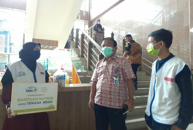 Rumah Yatim saat memberikan bantuan ke RSUD Arifin Ahmad Pekanbaru.