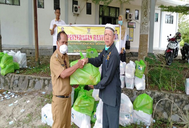 Komisioner Bidang Pendistribusian BAZNas Rohul H.Tarmizi, salurkan bantuan paket sembako untuk warga terdampak COVID 19 melalui Camat Kepenuhan Hulu.