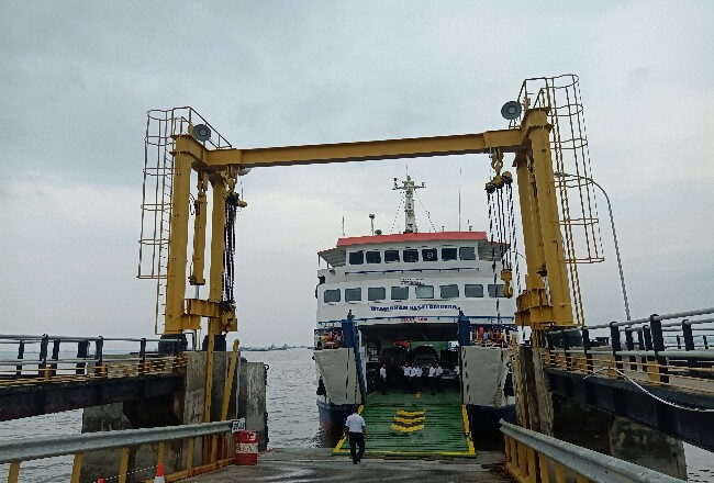 Kapal Ro-Ro Dumai-Rupat bersandar di Pelabuhan Domestik Bandar Sri Junjungan Dumai.