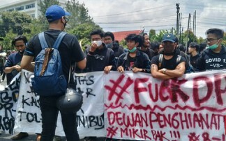 Kemendikbud menyebut turun ke jalan tak produktif dan membahayakan. Foto: CNNIndonesia