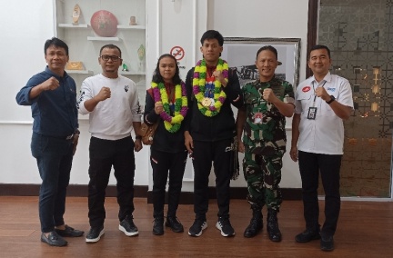 Atlet M Hafiz dan Wan Annisa disambut kalung bunga di Riau (foto/rahmat-halloriau)