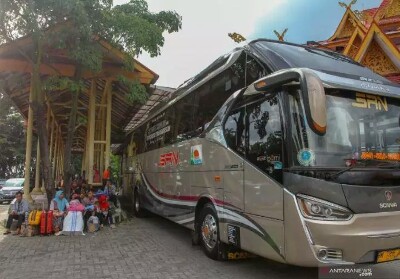 Sejumlah calon pemudik lebaran Idul Fitri 1430 H menunggu keberangkatan bus di Terminal BRPS Pekanbaru. Foto: Antara