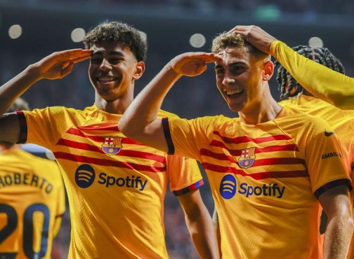 Pemain belia Barcelona Fermin Lopez (kanan) merayakan golnya ke gawang Atletico Madrid dalam lanjutan La Liga Spanyol.