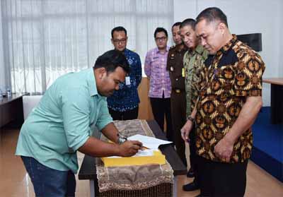 Penandatanganan Kontrak Kegiatan Strategis Kabupaten Bengkalis Tahun Anggaran 2019 di ruang rapat kantor pekerjaan umum dan penataan ruang.