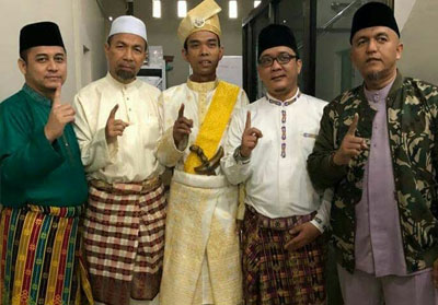 Gelar adat diberikan kepada Ustad Abdul Somad (UAS) yang dinilai telah berjasa mengangkat nama melayu Riau