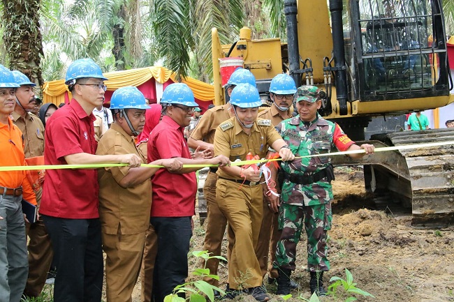 Tumbang Perdana secara simbolis oleh Camat Kerinci Kanan, M Hassanal Lutfi didampingi Regional Head Asian Agri Wilayah Riau, Pengarapen Gurusinga dan Head Partnership Asian Agri, Rudy.