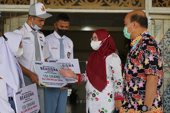Penyerahan beasiswa untuk siswa dan mahasiswa di Kabupaten Pelalawan. program pemberian beasiswa ini mendukung visi pembangunan berkelanjutan yang tertuang dalam program APRIL2030 untuk kemajuan inklusif.