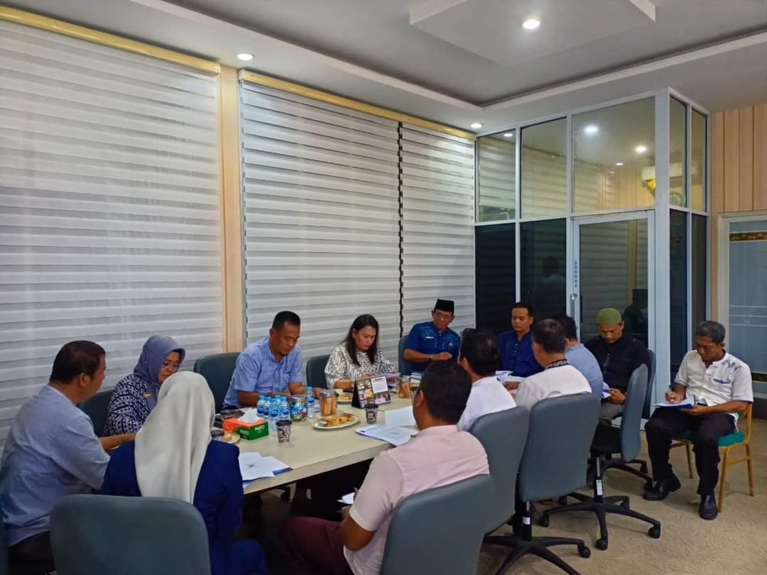 Sekda Hendrizal pimpin rapat persiapan penilaian Kota Bersih di Riau (foto/andri)