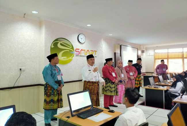 Gubernur Riau Syamsuar dan Wagubri meninjau pelaksanaan tes CPNS.