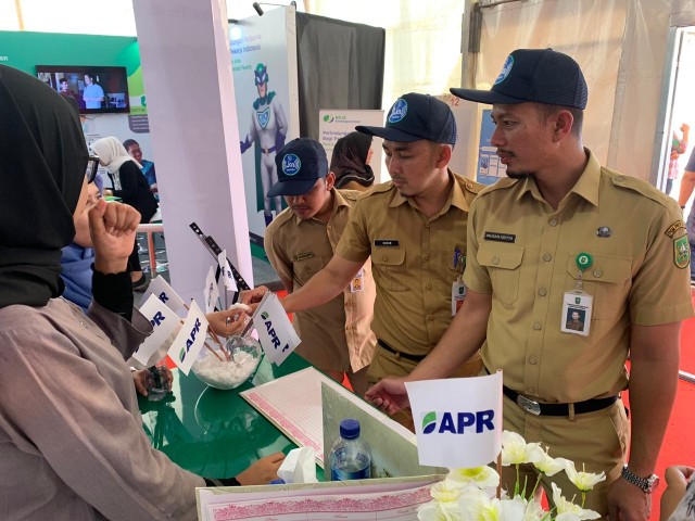 Booth PT Asia Pacific Rayon (APR), lini bisnis terbaru dari Royal Golden Eagle terlihat ramai dikunjungi oleh masyarakat Pekanbaru yang datang ke Riau Expo 2019. Booth yang menonjolkan deretan pakaian berbahan baku serat kayu tersebut memang menarik banyak perhatian pengunjung.