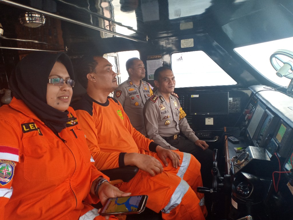  Kapolres Bengkalis AKBP Yusup R, Kapten Kapal Basarnas Pekanbaru Leni Tadika DNA jajarannya memimpin pencarian 3 ABK yang hilang menggunakan Reschue Boat 218 milik Basarnas. FOTO: Bambang