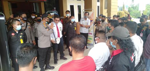 Puluhan wartawan dan LSM di Rohul, gelar aksi protes ke kantor ATR/ BPN Rohul buntut dugaan aksi pengusiran wartawan saat akan meliput ke kantor ATR/ BPN Rohul oleh oknum pegawai