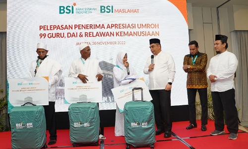 Direktur Sales & Distribution BSI Anton Sukarna melepas keberangkatan  120 orang guru- guru di pelosok, da’i dan relawan kemanusiaan yang berasal dari berbagai daerah di Indonesia.(foto: istimewa)