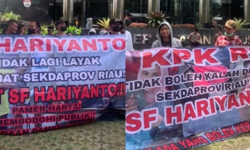 Sekelompok massa menggelar aksi demo di KPK desak SF Hariyanto dicopot dari Sekdaprov Riau.(foto: int)