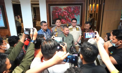 Wakil Ketua Komisi III DPR RI, Mulfachri Harahap saat mendatangi Mapolda Riau.(foto: bayu/halloriau.com)