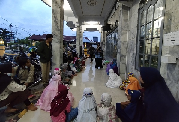 Mahasiswa Universitas Muhammadiyah Riau yang tergabung dalam kelompok 3a melaksanakan Kuliah Kerja Nyata (KKN) di RW 05, Kecamatan Marpoyan Damai