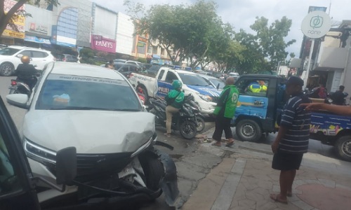 Kecelakaan beruntun di Jalan Sudirman Pekanbaru.(foto: bayu/halloriau.com)