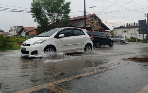 Hujan badai dan banjir hantam Dumai, sejumlah jalan protokol terendam air.