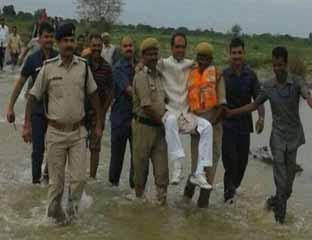  Menteri India Digendong saat blusukan banjir