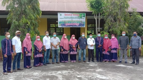 Tim Adiwiyata Kabupaten Bengkalis berfoto bersama usai mengunjungi SD Negeri 2 Bantan, Senin (2/8/2021) lalu. 
