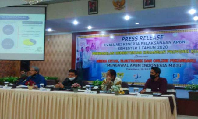 Kakanwil Perbendaharaan Riau, Bakhtaruddin menyampaikan press release evaluasi kinerja pelaksanaan APBN semester I tahun 2020, perwakilan Kementrian keuangan Provinsi Riau, Kamis (16/7/2020).