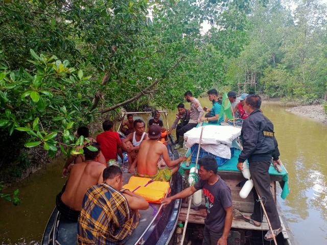 Para TKI dari Malaysia yang menggunakan kapal cepat terdampar di perairan Desa Kedabu Rapat, saat ini mereka sudah diamankan pihak kepolisian Polres Kepulauan Meranti