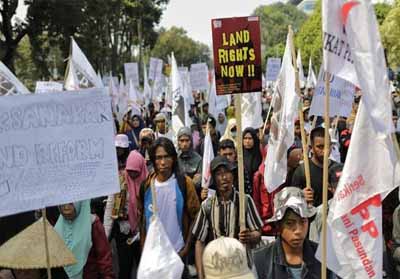 Massa Petani demo di depan Istana Negara. Foto: CNNIndonesia