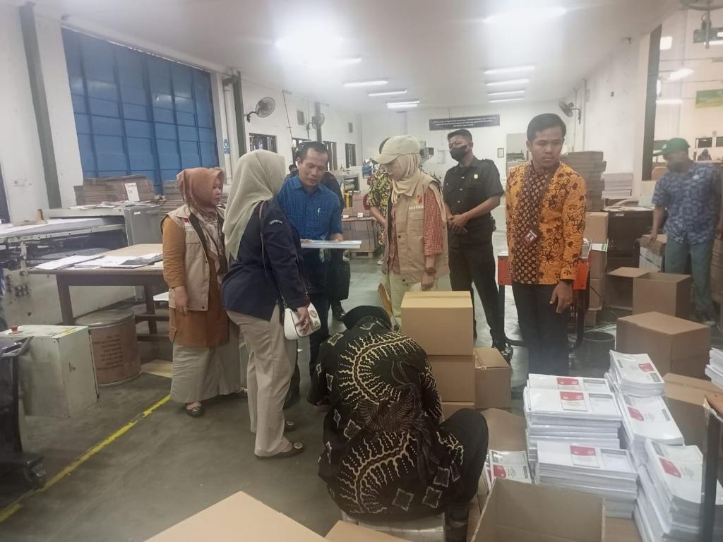 Amiruddin Sijaya, anggota Bawaslu Riau mengecek pencetakan surat suara Pemilu 2024 di PT Intan Sejati Klaten (foto/ist)