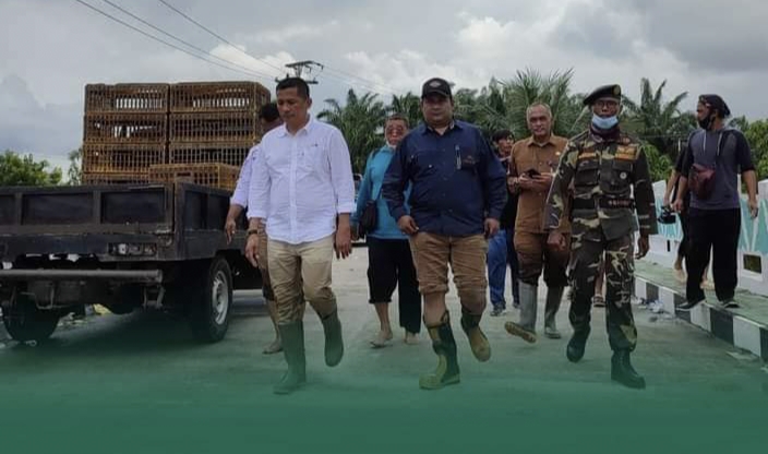 Rizki Hidayat bersama Bupati Kepulauan Meranti, H Muhammad Adil saat melakukan kunjungan di daerah yang terdampak banjir di Kota Dumai